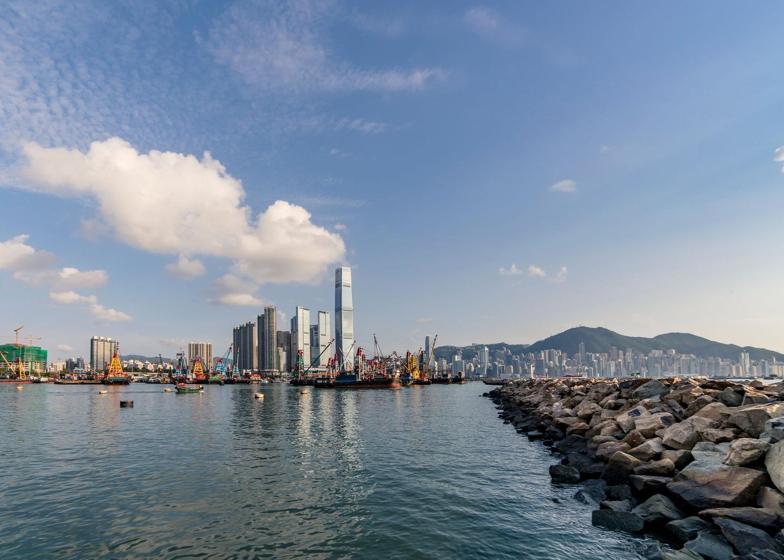 Hang Seng Slips as Causeway Bay Traders Navigate a Divided Global Market